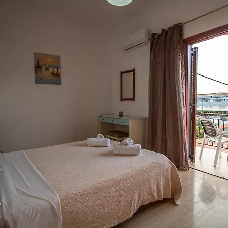Harrys Bar & Aparthotel 4*