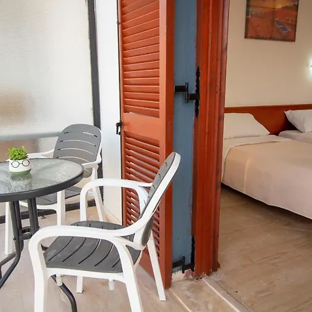 Aparthotel Harrys Bar & 4*