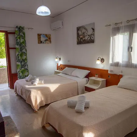 Harrys Bar & Aparthotel 4*