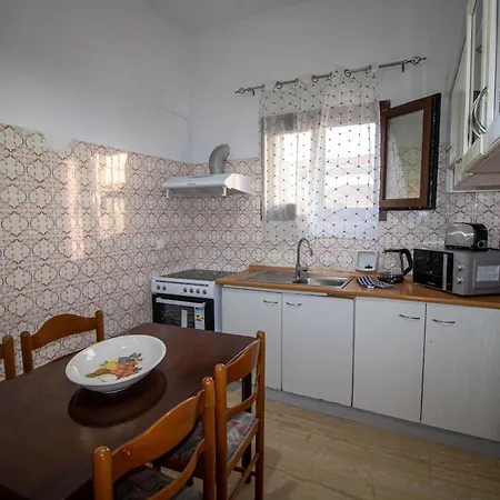 Harrys Bar & Aparthotel 4*