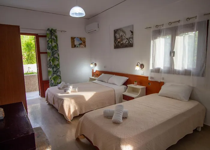 Harrys Bar & Aparthotel 4*