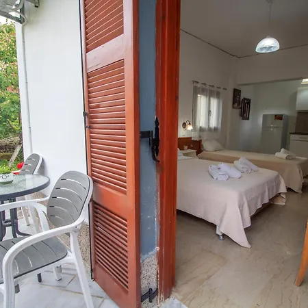 Harrys Bar & Aparthotel 4*