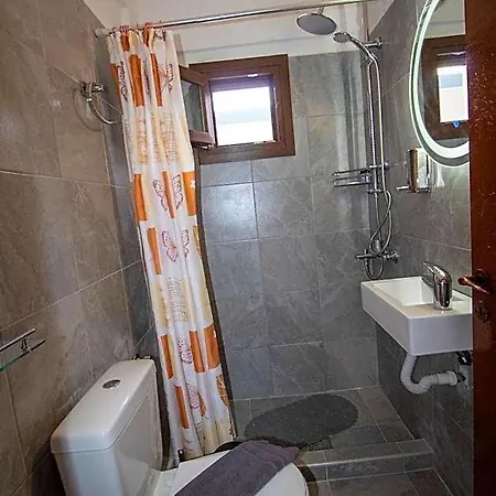Harrys Bar & מלון דירות 4*