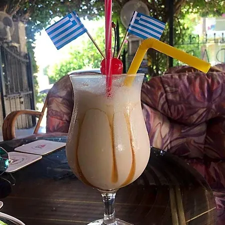 Harrys Bar & מלון דירות